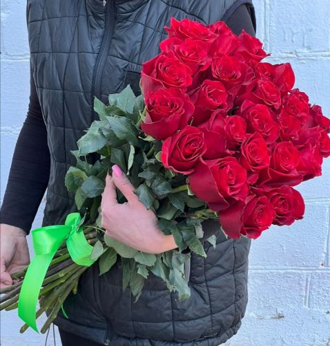 "Севилья"- букет из красных роз с доставкой по городу по Березнякам