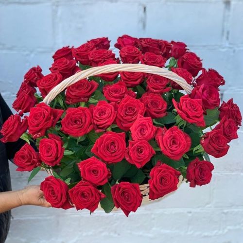 Корзина 51 красная роза - купить с доставкой в интернет-магазине | Флорист Экспресс по Березнякам